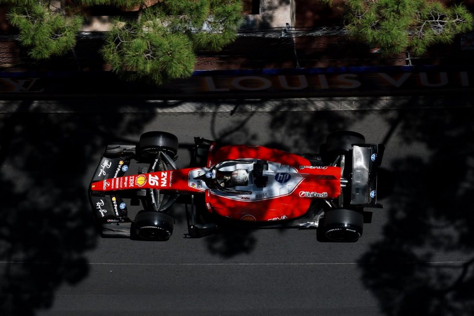 Leclerc impose le rythme à Monaco lors d’une EL1 mouvementée