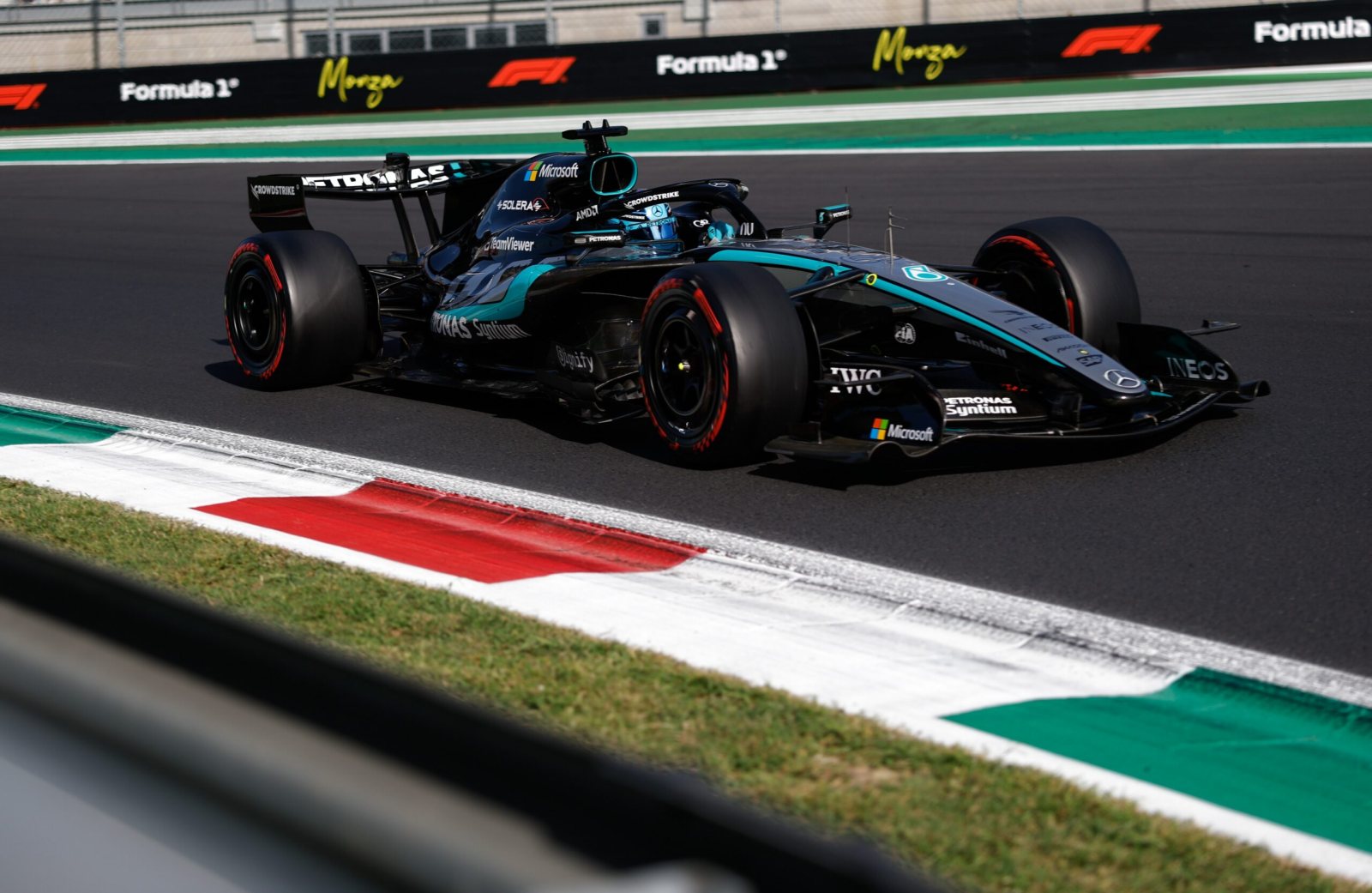 Russell frappe le premier à Madrid, Antonelli et Leclerc dans son sillage
