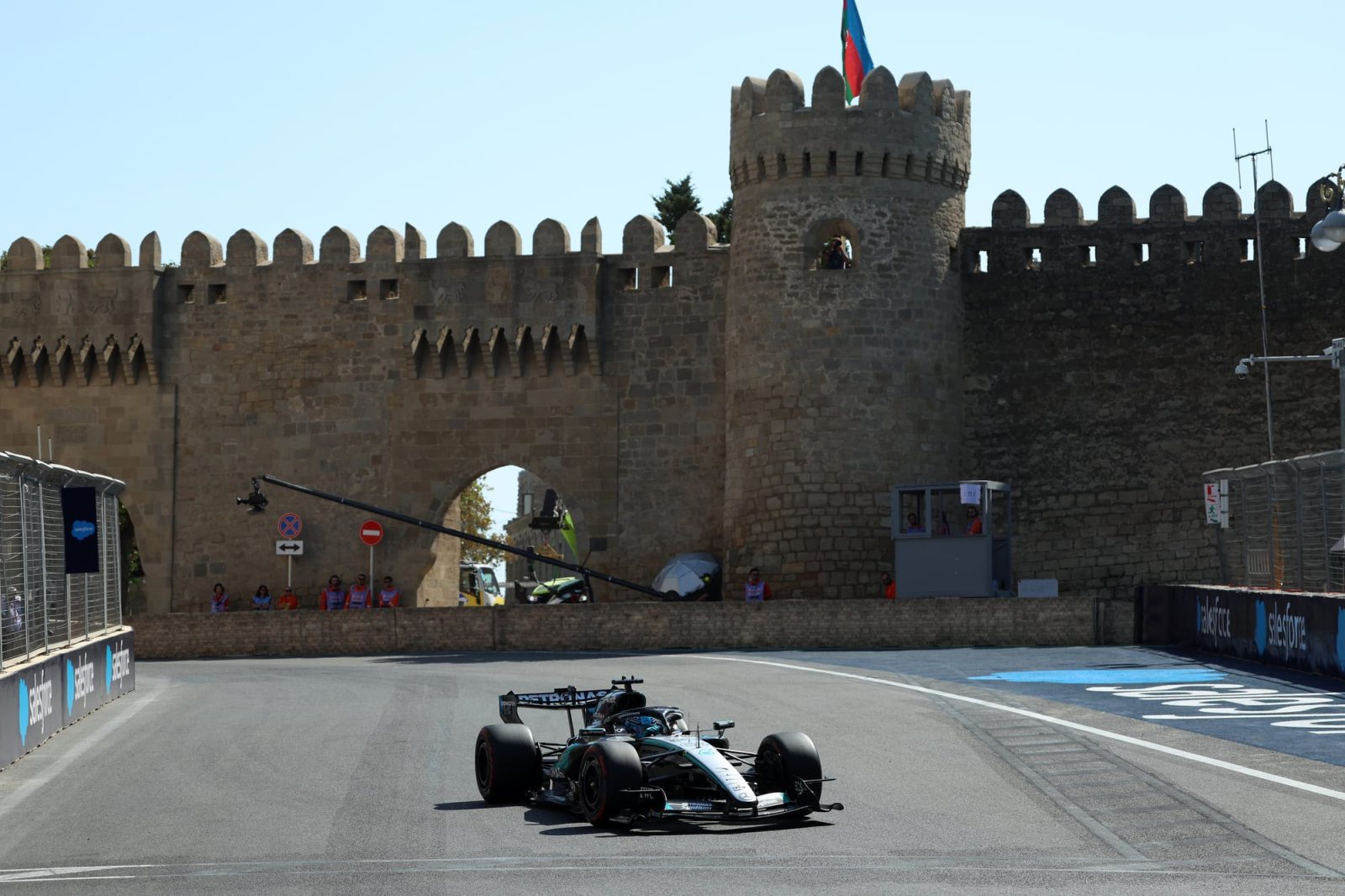 Russell frappe encore à Bakou et devance Antonelli et Verstappen en EL2