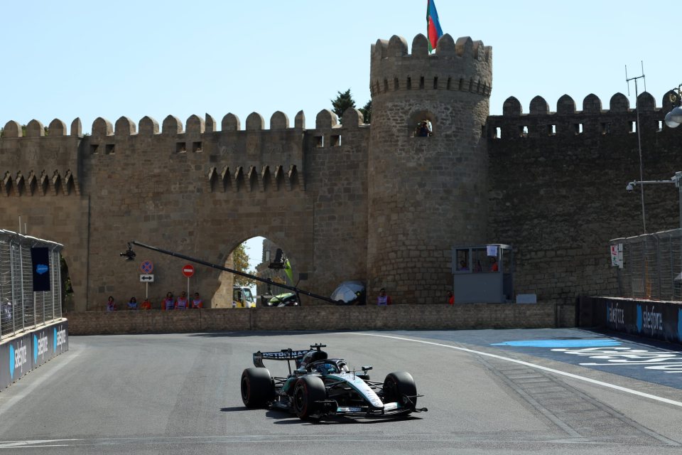 Russell frappe encore à Bakou et devance Antonelli et Verstappen en EL2