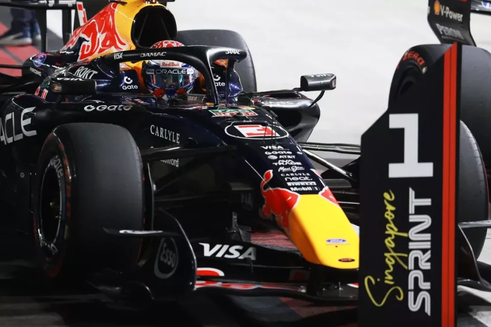 Verstappen s'offre la pole du Sprint devant Russell et Leclerc